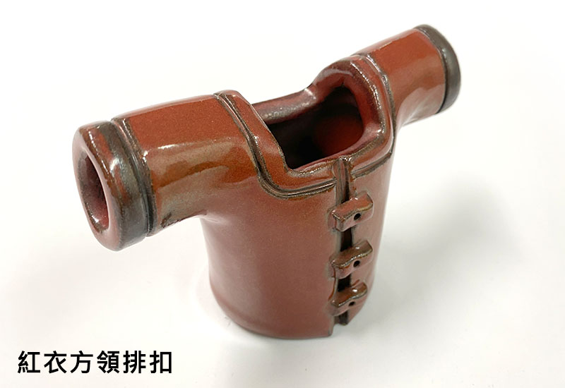 客家服飾筆筒-紅衣方領排扣